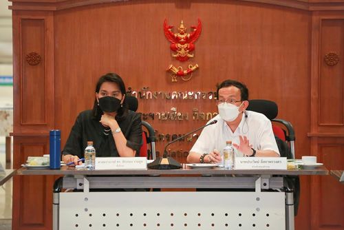 กสทช. อัพเลเวลจัดการปัญหาแก๊งคอลเซ็นเตอร์ บอร์ดเคาะปรับไม่ต่ำกว่าวันละ 1 ล้านบาท หากผู้ประกอบการโทรศัพท์เคลื่อนที่ไม่สามารถจัดการการลงทะเบียน SIM Card ให้ถูกต้องตามประกาศ กสทช. ภายใน 30 วัน ขณะที่คณะทำงานพหุภาคีจาก 11 หน่วยงานเสนอเพิ่มสัญลักษณ์ตรวจสอบเลขหมายโทรเข้าจากต่างประเทศ และผลักดันให้สมาคมผู้ประกอบการพัฒนาแอพพลิเคชั่นกรองเบอร์มิจฉาชีพ