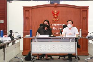 กสทช. อัพเลเวลจัดการปัญหาแก๊งคอลเซ็นเตอร์ บอร์ดเคาะปรับไม่ต่ำกว่าวันละ 1 ล้านบาท หากผู้ประกอบการโทรศัพท์เคลื่อนที่ไม่สามารถจัดการการลงทะเบียน SIM Card ให้ถูกต้องตามประกาศ กสทช. ภายใน 30 วัน ขณะที่คณะทำงานพหุภาคีจาก 11 หน่วยงานเสนอเพิ่มสัญลักษณ์ตรวจสอบเลขหมายโทรเข้าจากต่างประเทศ และผลักดันให้สมาคมผู้ประกอบการพัฒนาแอพพลิเคชั่นกรองเบอร์มิจฉาชีพ